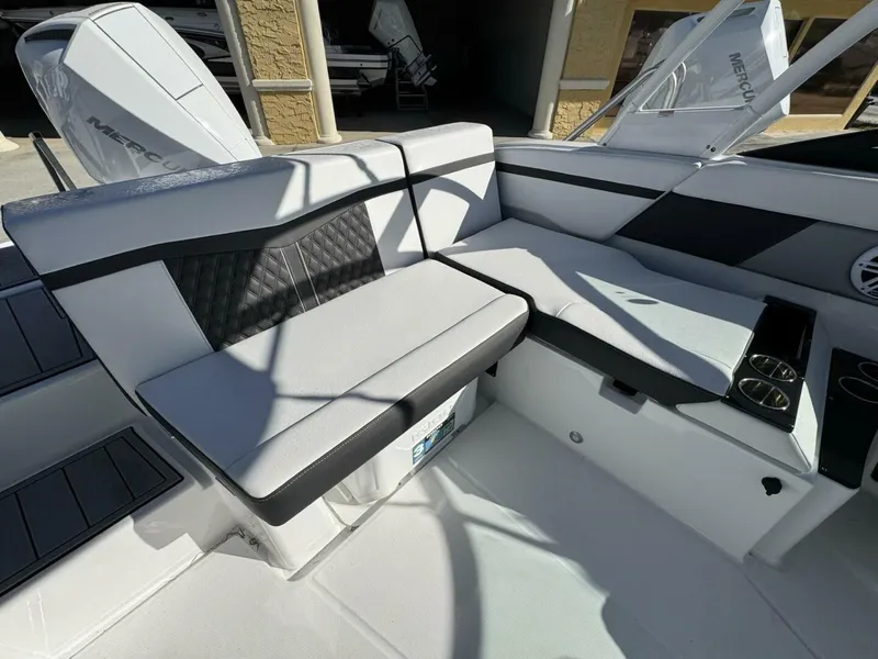 Slide: The Image of Monterey M225 2024 - 5116262