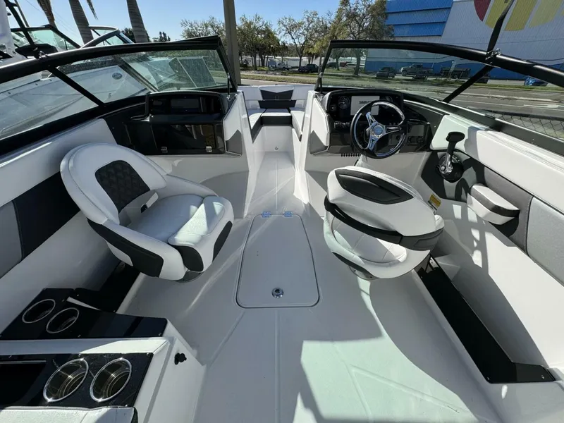 Slide: The Image of Monterey M225 2024 - 5116264