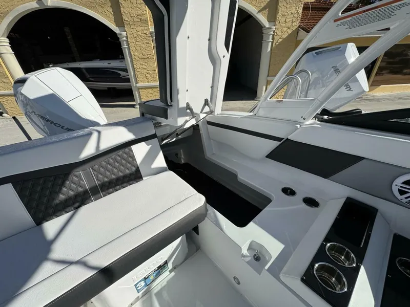 Slide: The Image of Monterey M225 2024 - 5116265