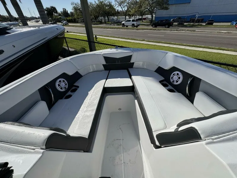 Slide: The Image of Monterey M225 2024 - 5116268