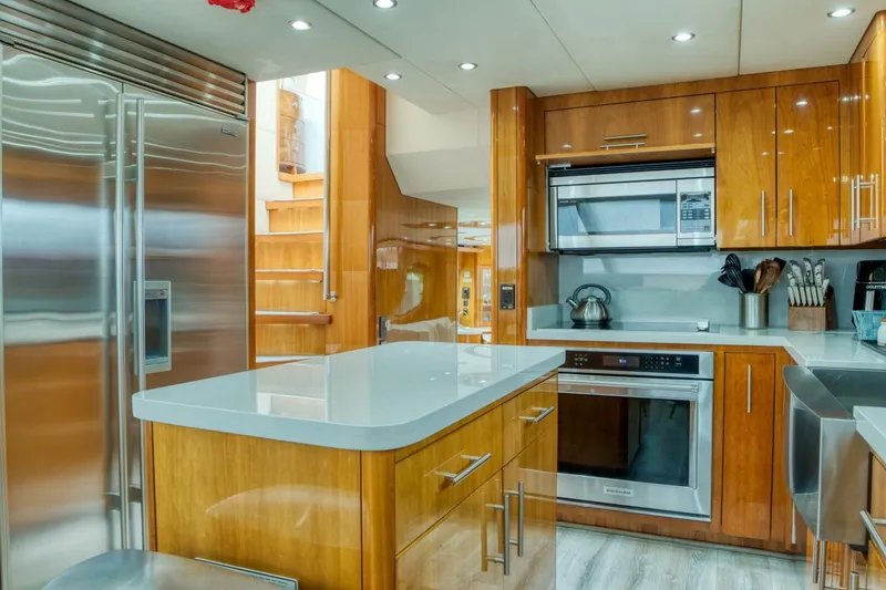 Slide: The Image of Hatteras 80 Enclosed Bridge 2007 - 4648105