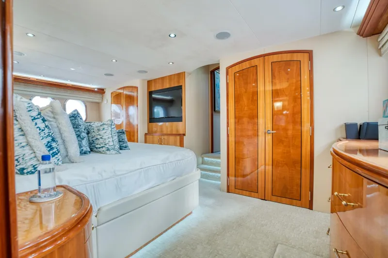 Slide: The Image of Hatteras 80 Enclosed Bridge 2007 - 4648169