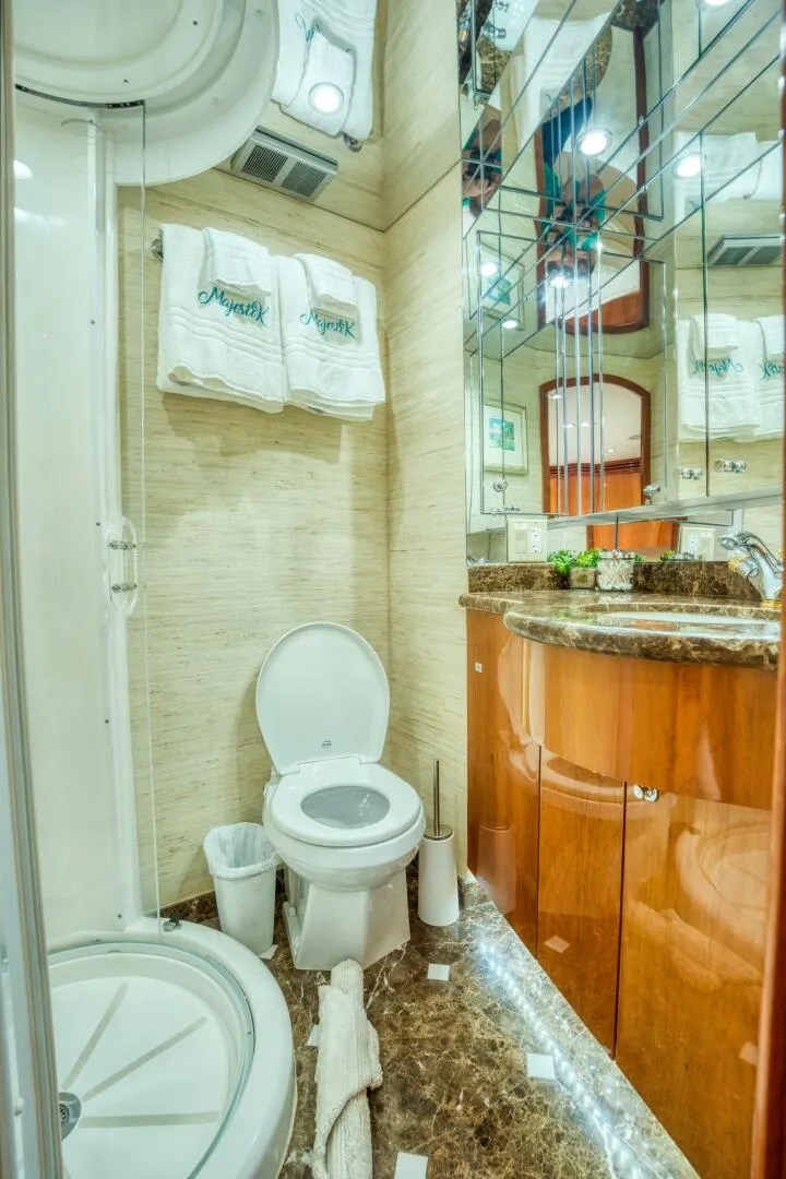 Slide: The Image of Hatteras 80 Enclosed Bridge 2007 - 4648221