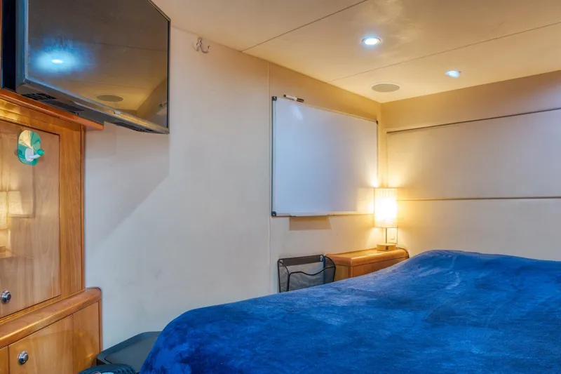 Slide: The Image of Hatteras 80 Enclosed Bridge 2007 - 4648070