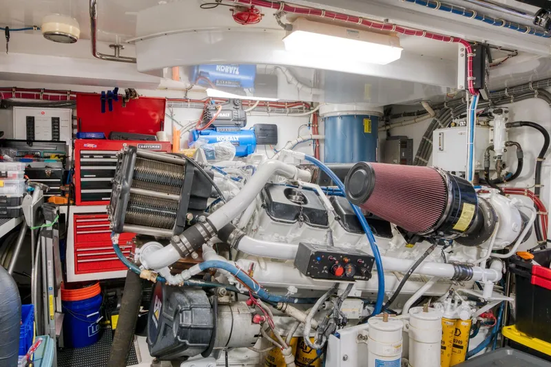 Slide: The Image of Hatteras 80 Enclosed Bridge 2007 - 4648050