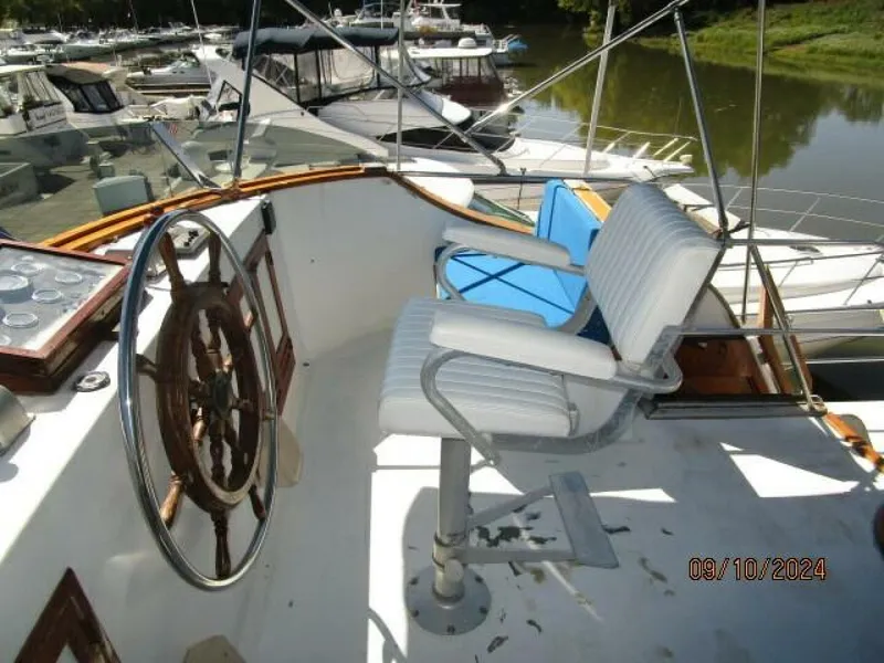 Slide: The Image of 49' DeFever flybridge starboard - 4653077