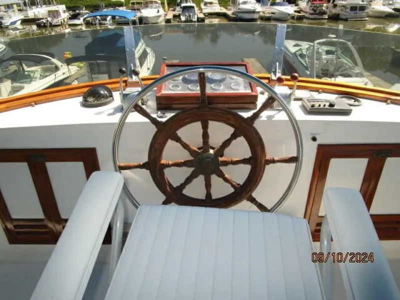 Slide: The Image of 49' DeFever flybridge helm2 - 4653073