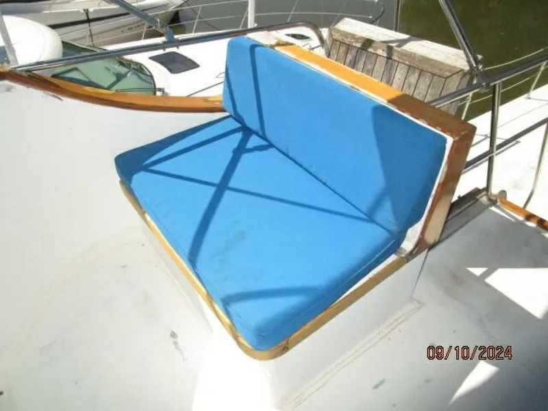 Slide: The Image of 49' DeFever flybridge starboard benchseat - 4653078