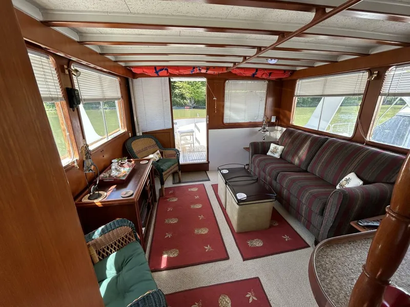 Slide: The Image of 49' DeFever salon aft - 4653255