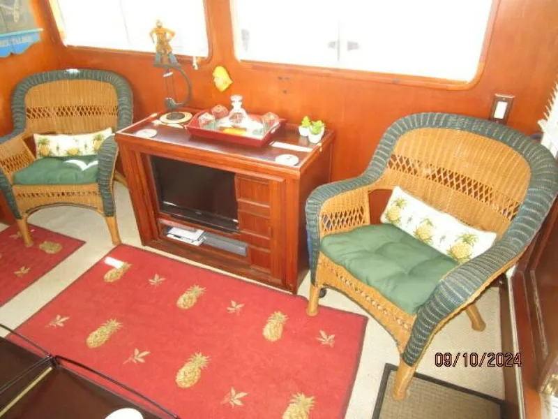 Slide: The Image of 49' DeFever salon starboard seating - 4653144