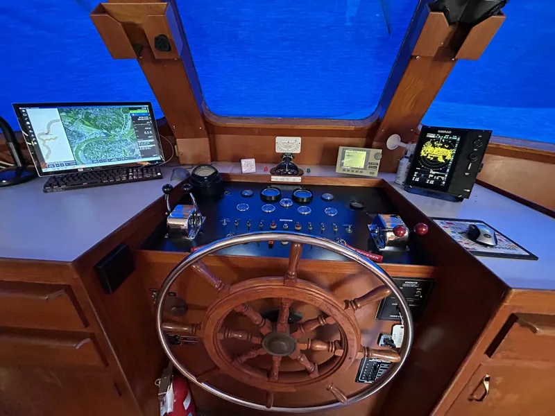 Slide: The Image of 49' DeFever pilothouse helm2 - 4653103