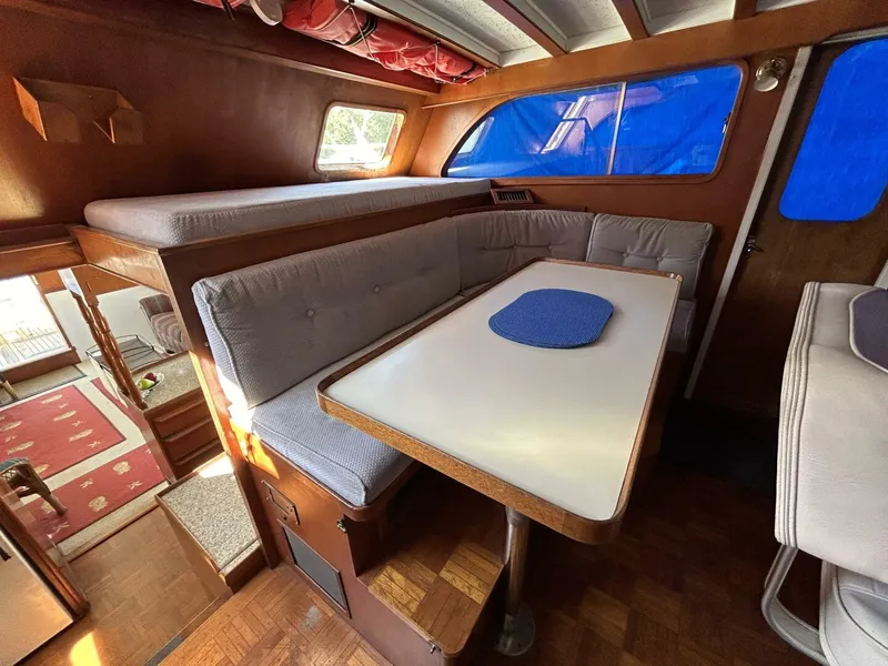Slide: The Image of 49' DeFever pilothouse seating - 4653114