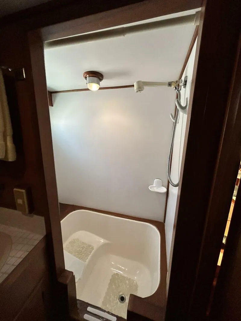 Slide: The Image of 49' DeFever master stateroom shower - 4653251