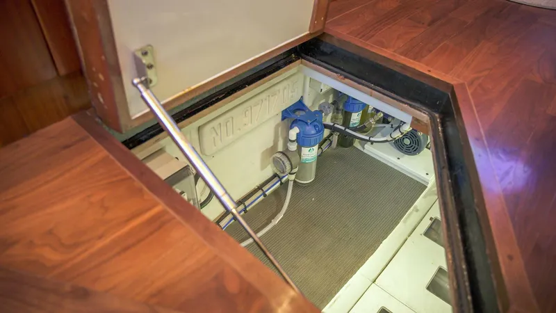 Slide: The Image of 1991 Monterey 65 Convertible Emma Ruth - 4777593