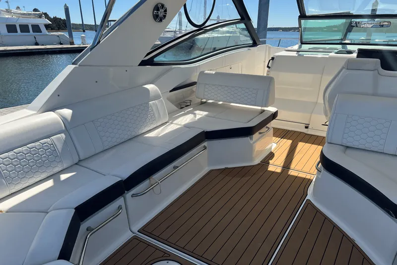 Slide: The Image of Sea Ray 320 SUNDANCER 2020 - 10