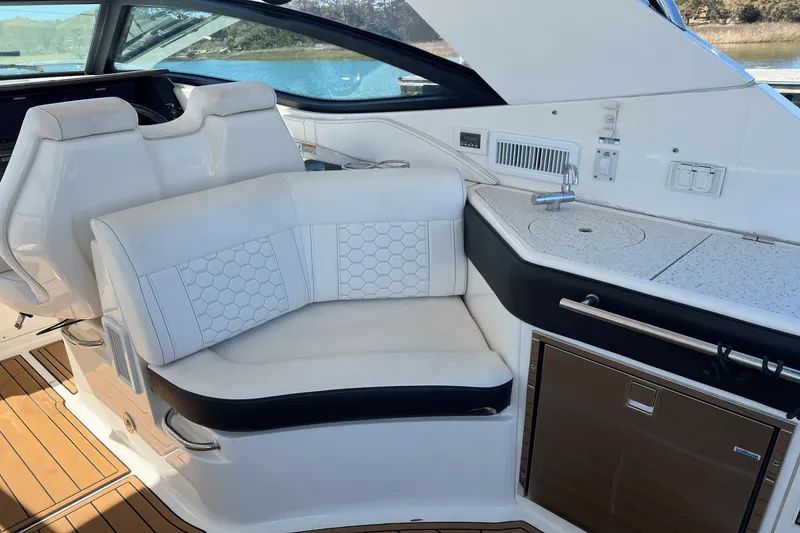 Slide: The Image of Sea Ray 320 SUNDANCER 2020 - 11
