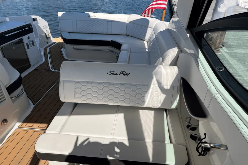 Slide: The Image of Sea Ray 320 SUNDANCER 2020 - 16