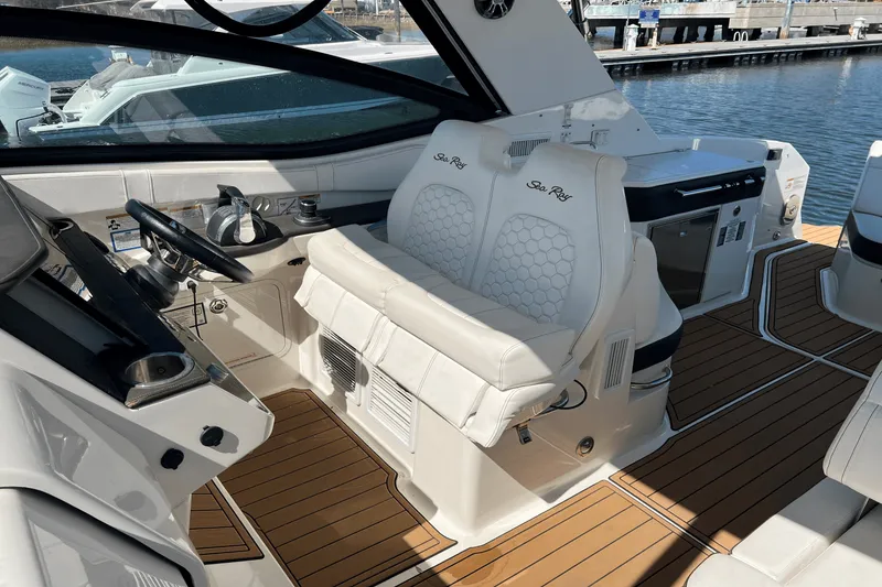 Slide: The Image of Sea Ray 320 SUNDANCER 2020 - 17