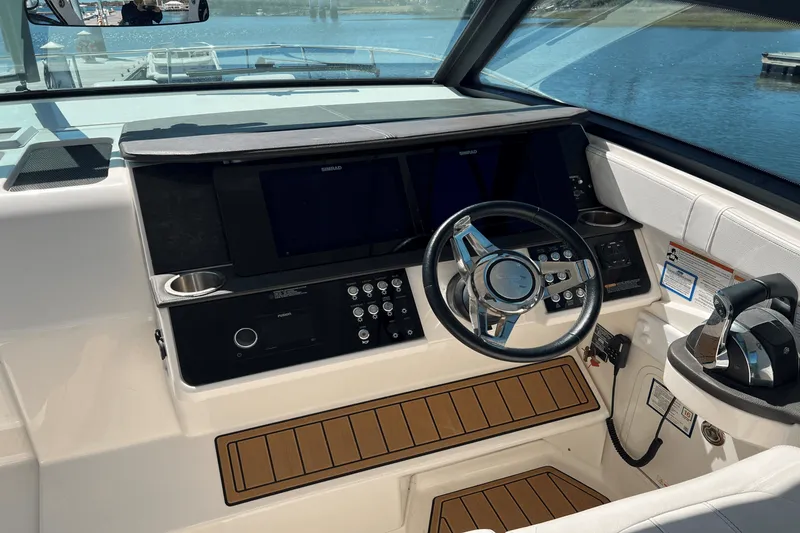 Slide: The Image of Sea Ray 320 SUNDANCER 2020 - 18