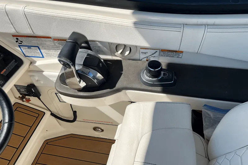 Slide: The Image of Sea Ray 320 SUNDANCER 2020 - 19