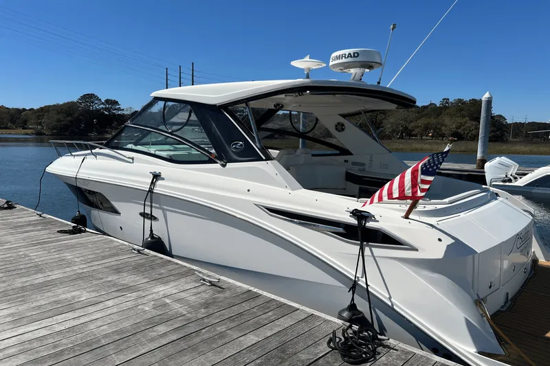 Slide: The Image of Sea Ray 320 SUNDANCER 2020 - 2