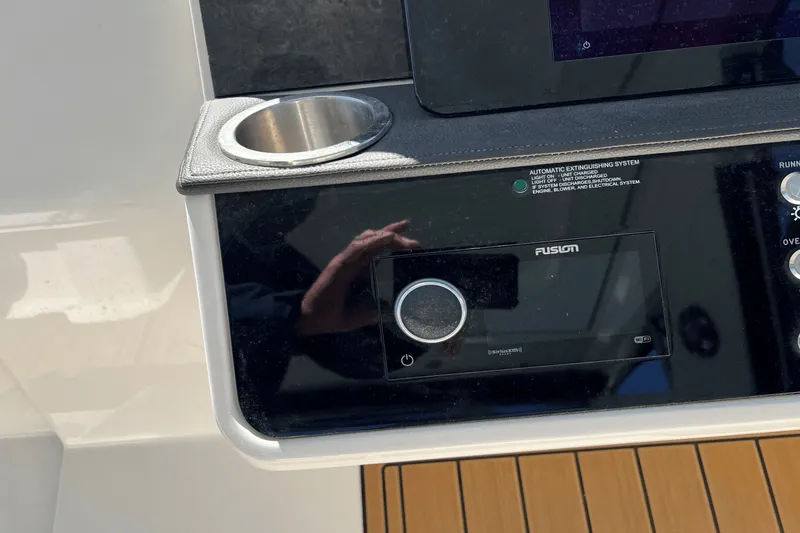 Slide: The Image of Sea Ray 320 SUNDANCER 2020 - 20