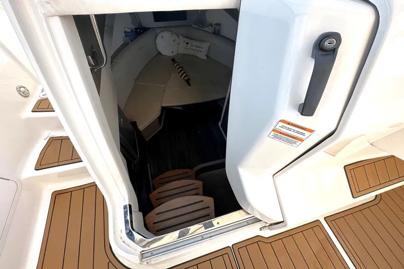 Slide: The Image of Sea Ray 320 SUNDANCER 2020 - 21