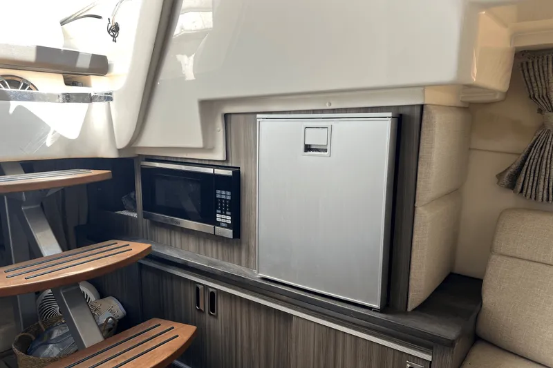 Slide: The Image of Sea Ray 320 SUNDANCER 2020 - 22