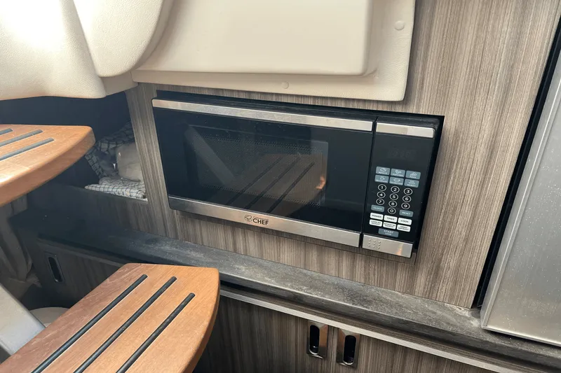 Slide: The Image of Sea Ray 320 SUNDANCER 2020 - 23