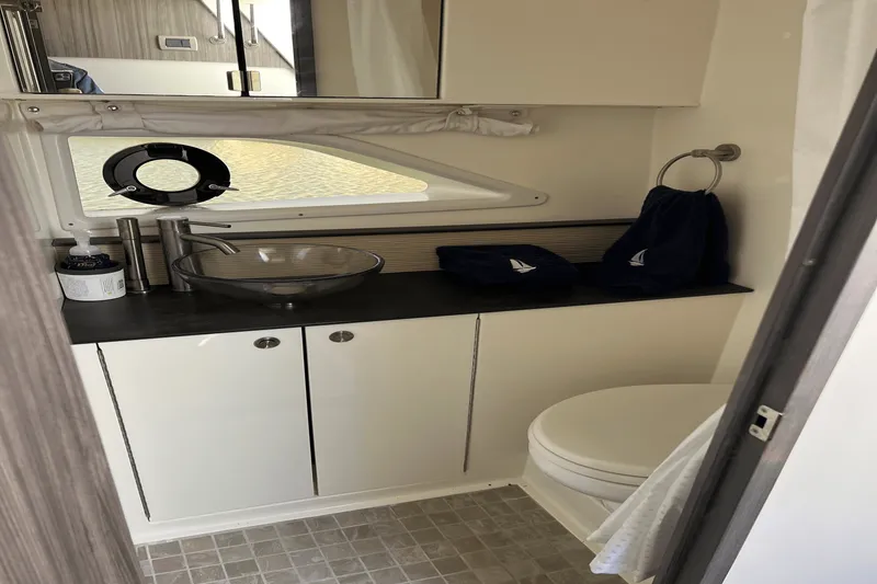 Slide: The Image of Sea Ray 320 SUNDANCER 2020 - 26