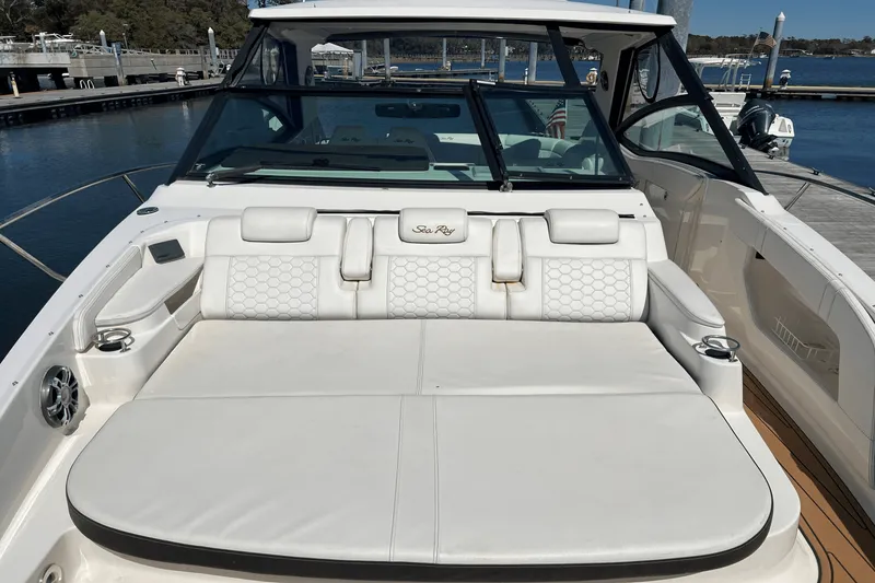 Slide: The Image of Sea Ray 320 SUNDANCER 2020 - 30