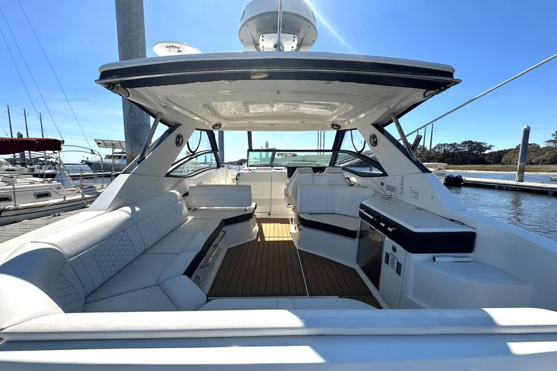 Slide: The Image of Sea Ray 320 SUNDANCER 2020 - 6