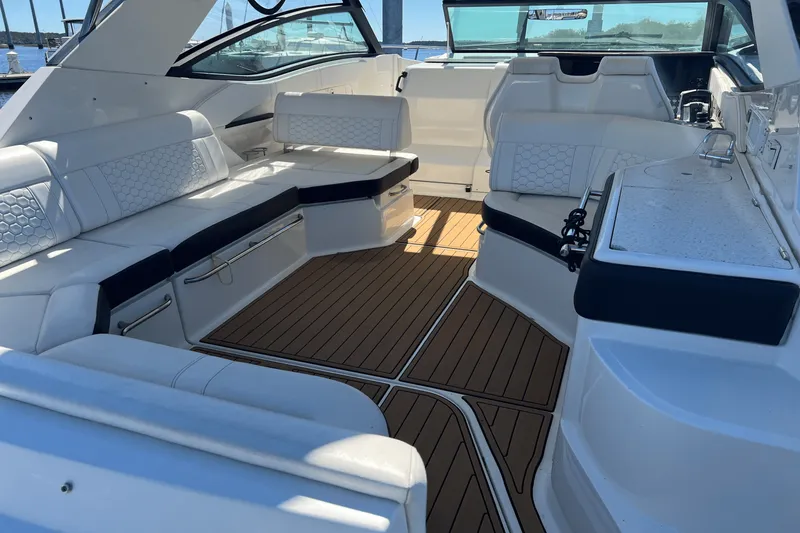 Slide: The Image of Sea Ray 320 SUNDANCER 2020 - 7
