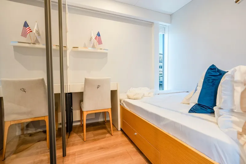 Slide: The Image of Reina 44DR 2023 - 4659055