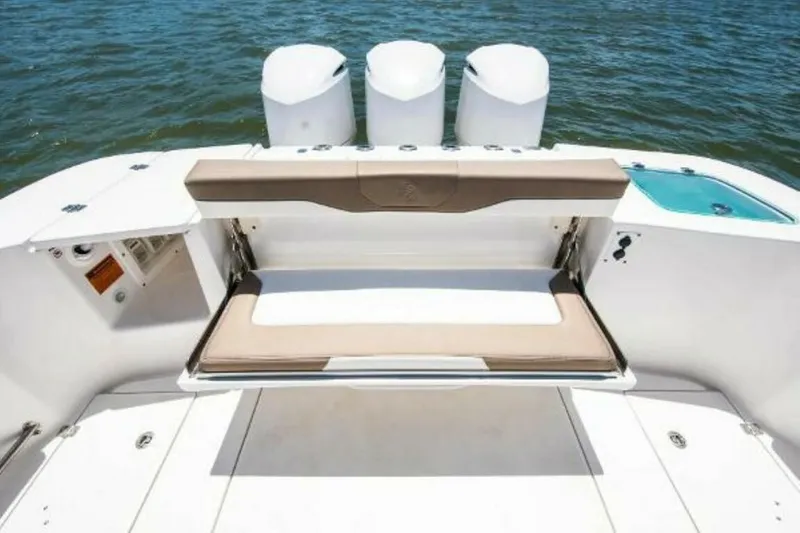 Slide: The Image of Edgewater 370CC 2025 - 4673675