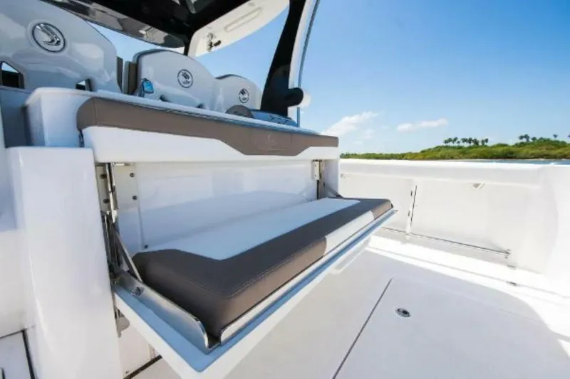 Slide: The Image of Edgewater 370CC 2025 - 4673671