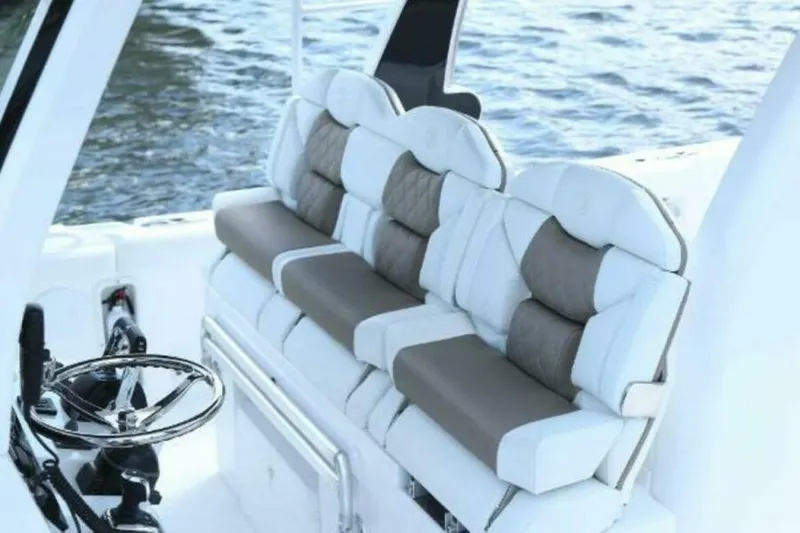 Slide: The Image of Edgewater 370CC 2025 - 4673691