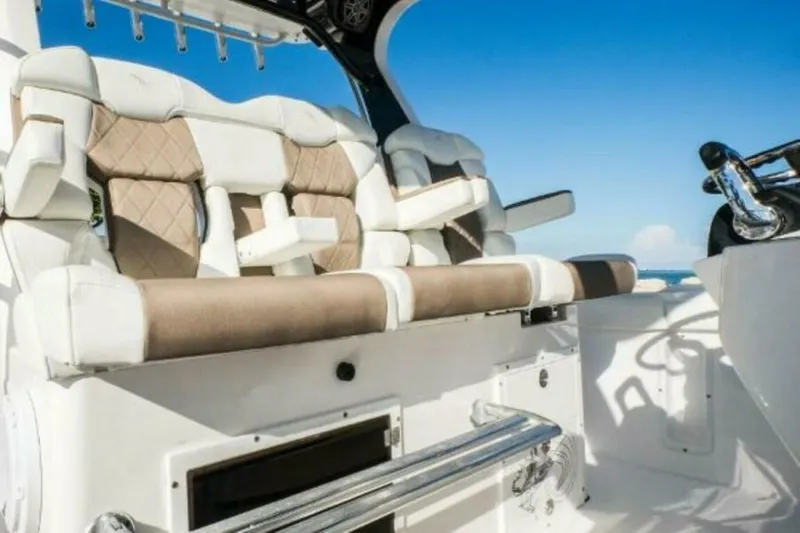 Slide: The Image of Edgewater 370CC 2025 - 4673692