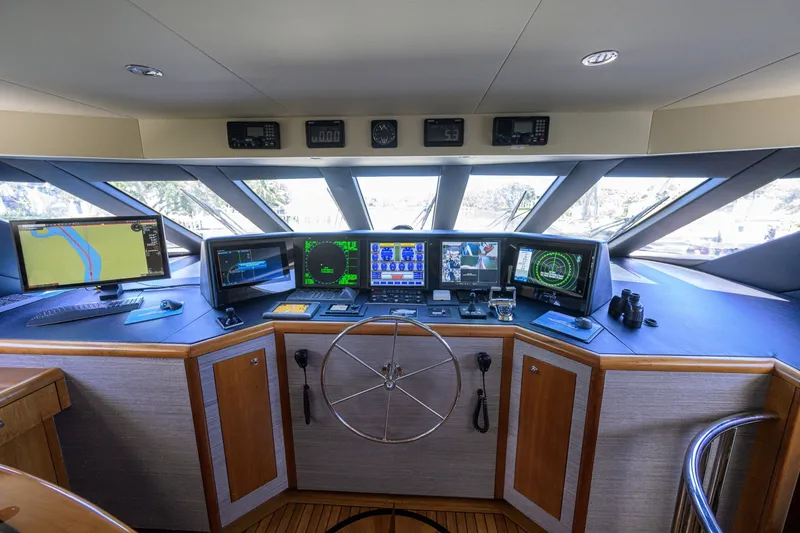 Slide: The Image of Hatteras 100 MAGIC - Pilothouse 2005 Hatteras 100 Motoryacht MAGIC - 7511876