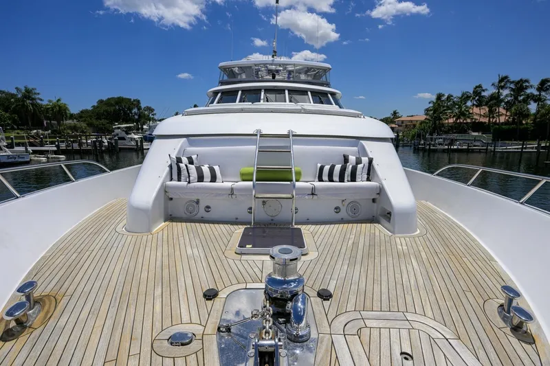 Slide: The Image of Hatteras 100 MAGIC - Bow 2005 Hatteras 100 Motoryacht MAGIC - 7667010