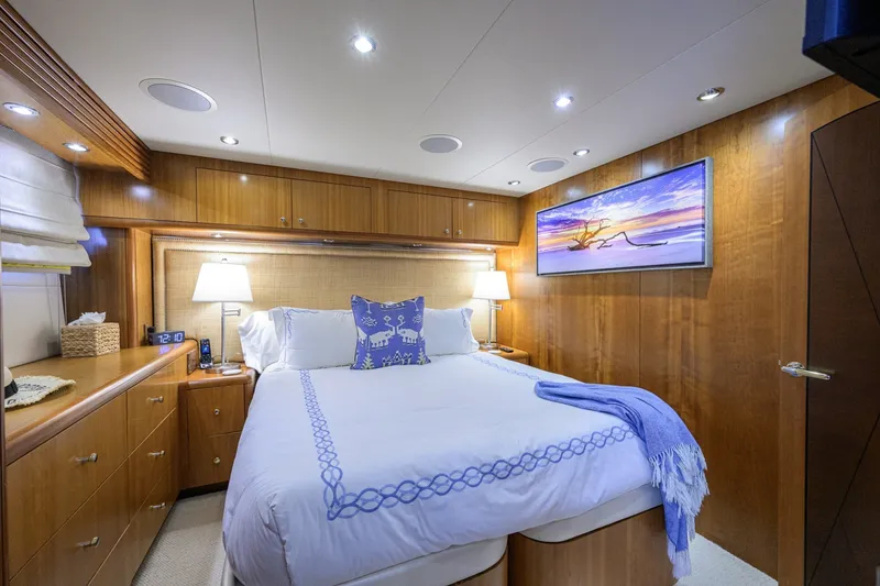 Slide: The Image of Hatteras 100 MAGIC - Starboard Guest Stateroom 2005 Hatteras 100 Motoryacht MAGIC - 7511839