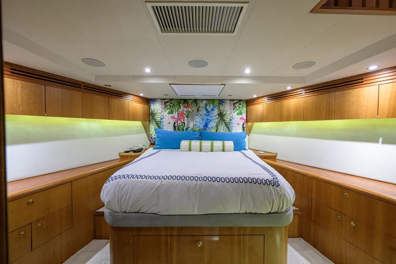 Slide: The Image of Hatteras 100 MAGIC - Forward Guest Stateroom 2005 Hatteras 100 Motoryacht MAGIC - 7511832