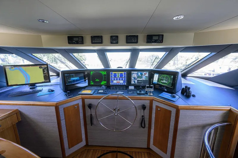Slide: The Image of Hatteras 100 MAGIC - Pilothouse 2005 Hatteras 100 Motoryacht MAGIC - 7667001
