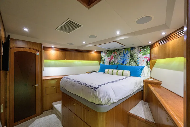 Slide: The Image of Hatteras 100 MAGIC - Forward Guest Stateroom 2005 Hatteras 100 Motoryacht MAGIC - 7511831