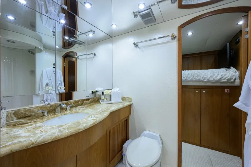 Slide: The Image of Hatteras 100 MAGIC - Aft Port Guest Head 2005 Hatteras 100 Motoryacht MAGIC - 7666978