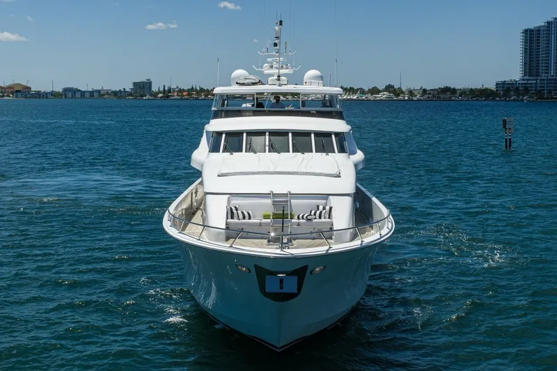 Slide: The Image of Hatteras 100 MAGIC - Bow Profile 2005 Hatteras 100 Motoryacht MAGIC - 7667018