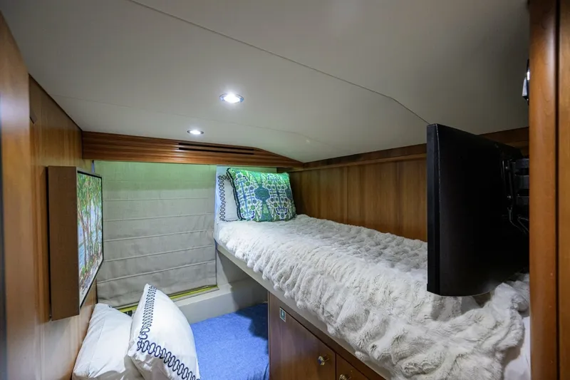 Slide: The Image of Hatteras 100 MAGIC - Mid Port Guest Stateroom 2005 Hatteras 100 Motoryacht MAGIC - 7666984