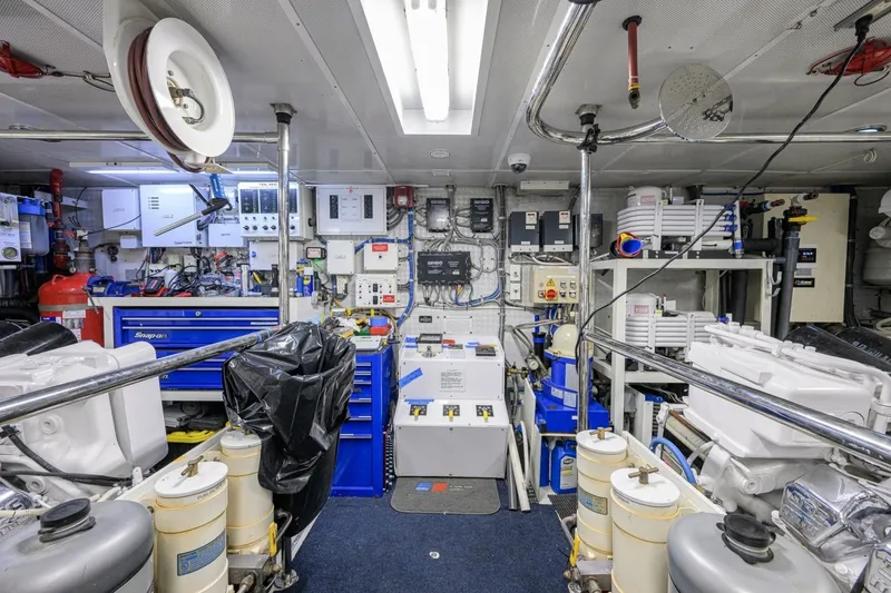 Slide: The Image of Hatteras 100 MAGIC - Engine Room 2005 Hatteras 100 Motoryacht MAGIC - 7667012