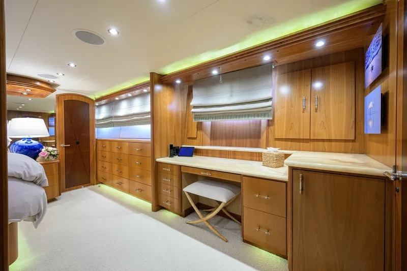 Slide: The Image of Hatteras 100 MAGIC - Master Stateroom 2005 Hatteras 100 Motoryacht MAGIC - 7666973