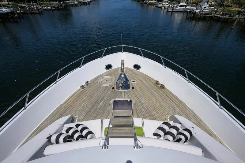 Slide: The Image of Hatteras 100 MAGIC - Bow 2005 Hatteras 100 Motoryacht MAGIC - 7667009